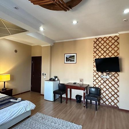 Tian-Shan Hotel Bisjkek Buitenkant foto