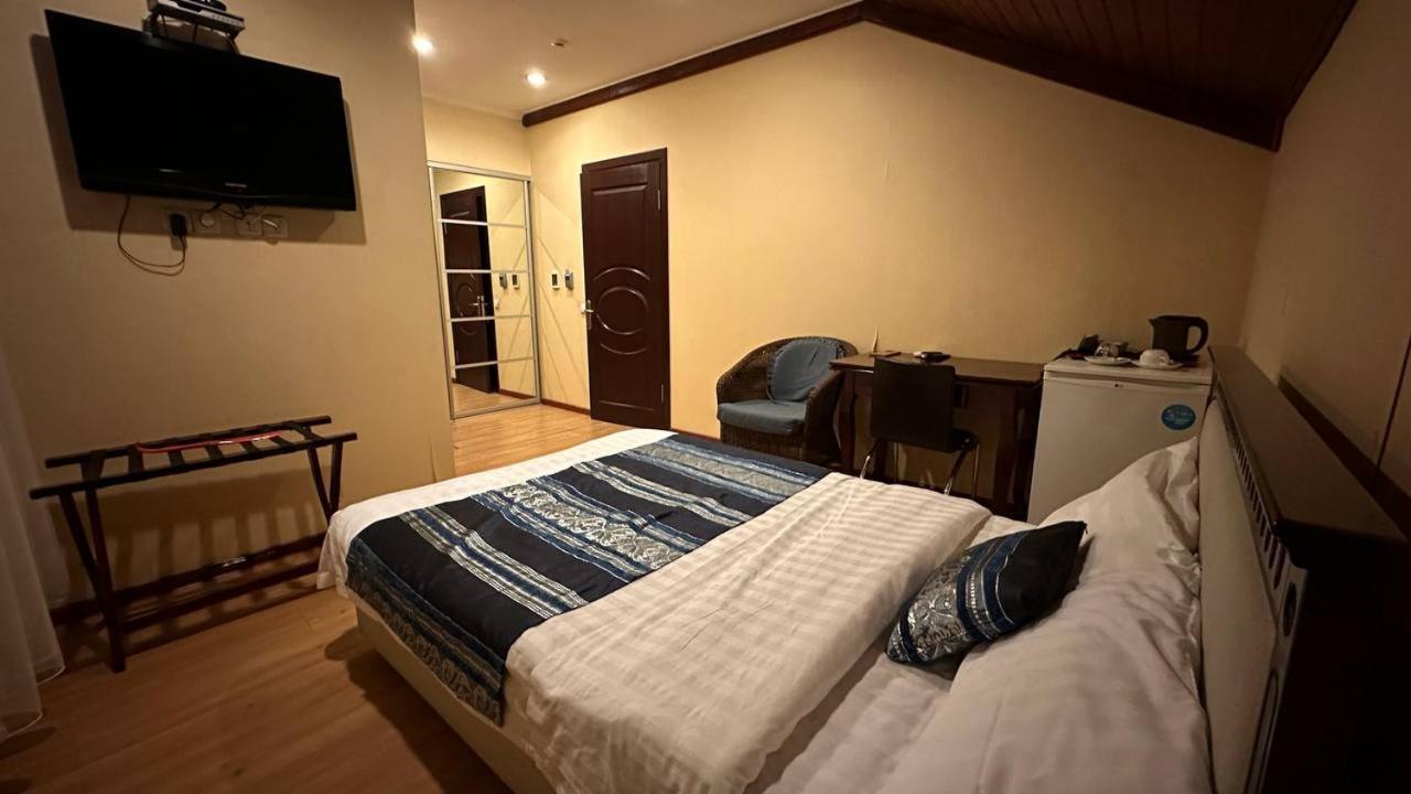Tian-Shan Hotel Bisjkek Buitenkant foto