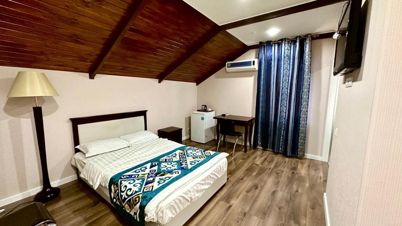 Tian-Shan Hotel Bisjkek Buitenkant foto