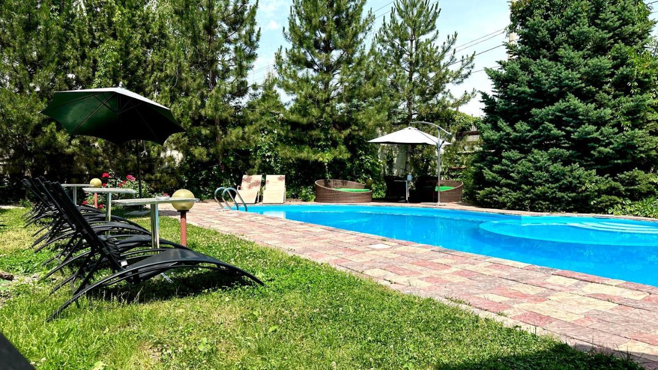 Tian-Shan Hotel Bisjkek Buitenkant foto