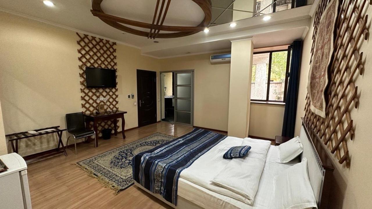 Tian-Shan Hotel Bisjkek Buitenkant foto