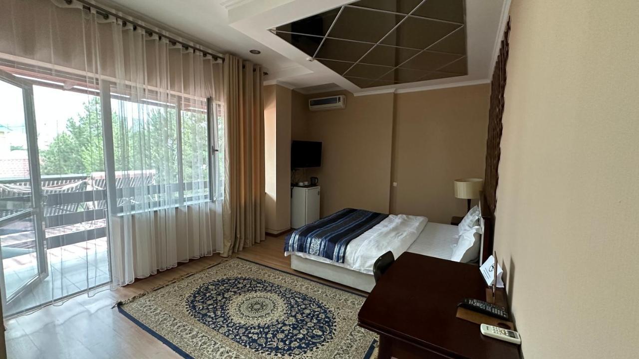 Tian-Shan Hotel Bisjkek Buitenkant foto