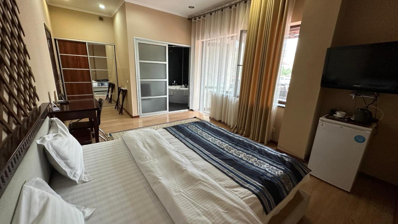 Tian-Shan Hotel Bisjkek Buitenkant foto