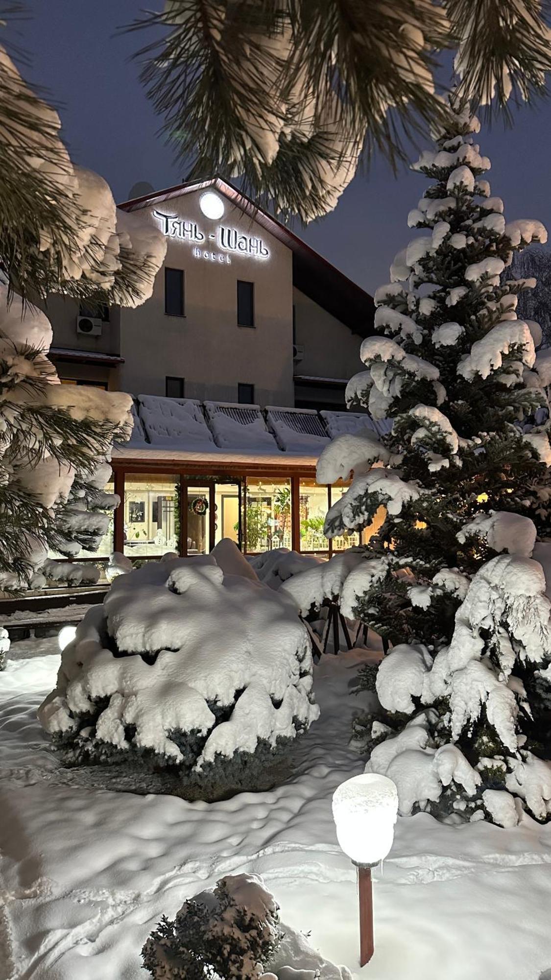 Tian-Shan Hotel Bisjkek Buitenkant foto