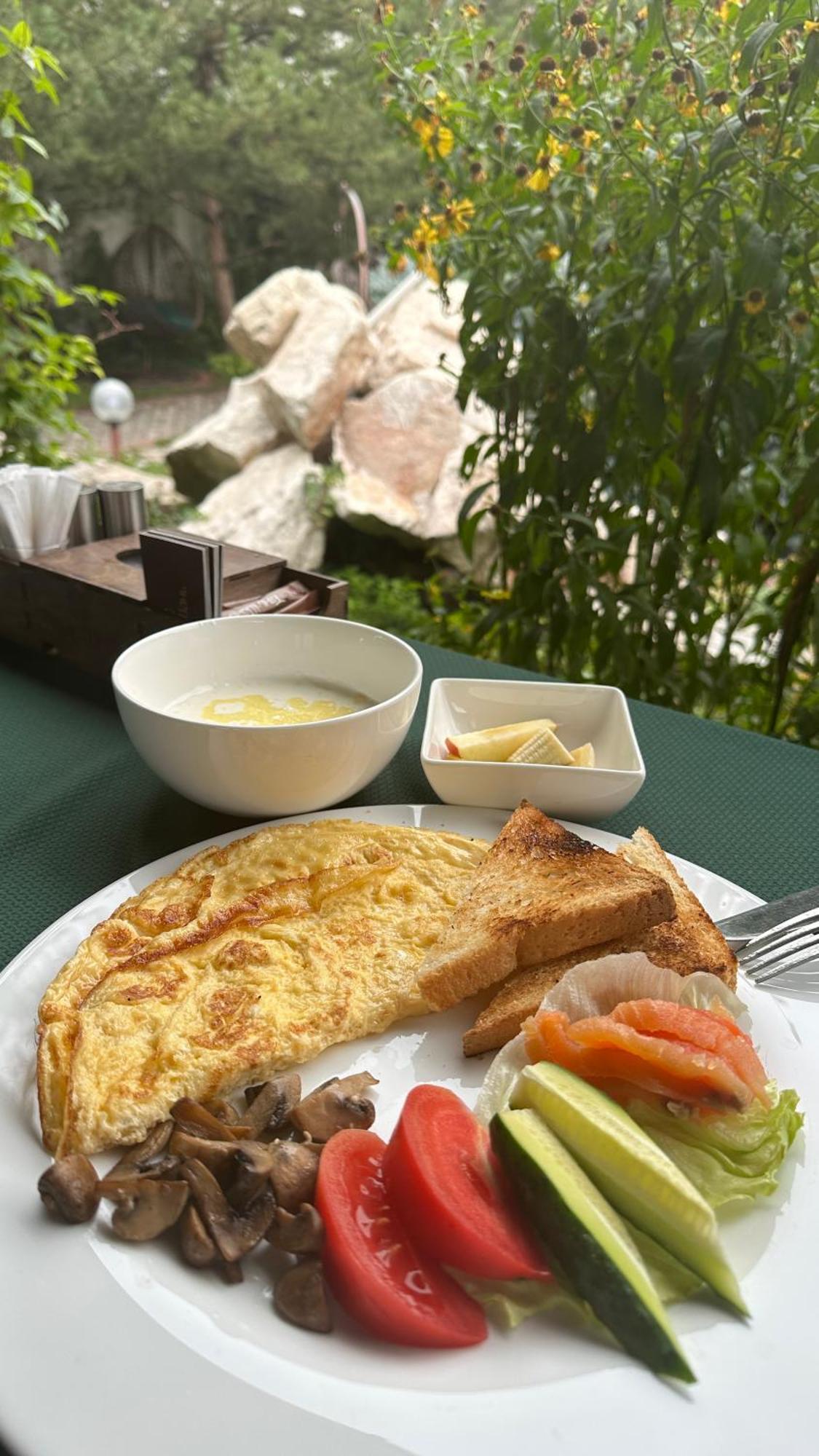 Tian-Shan Hotel Bisjkek Buitenkant foto