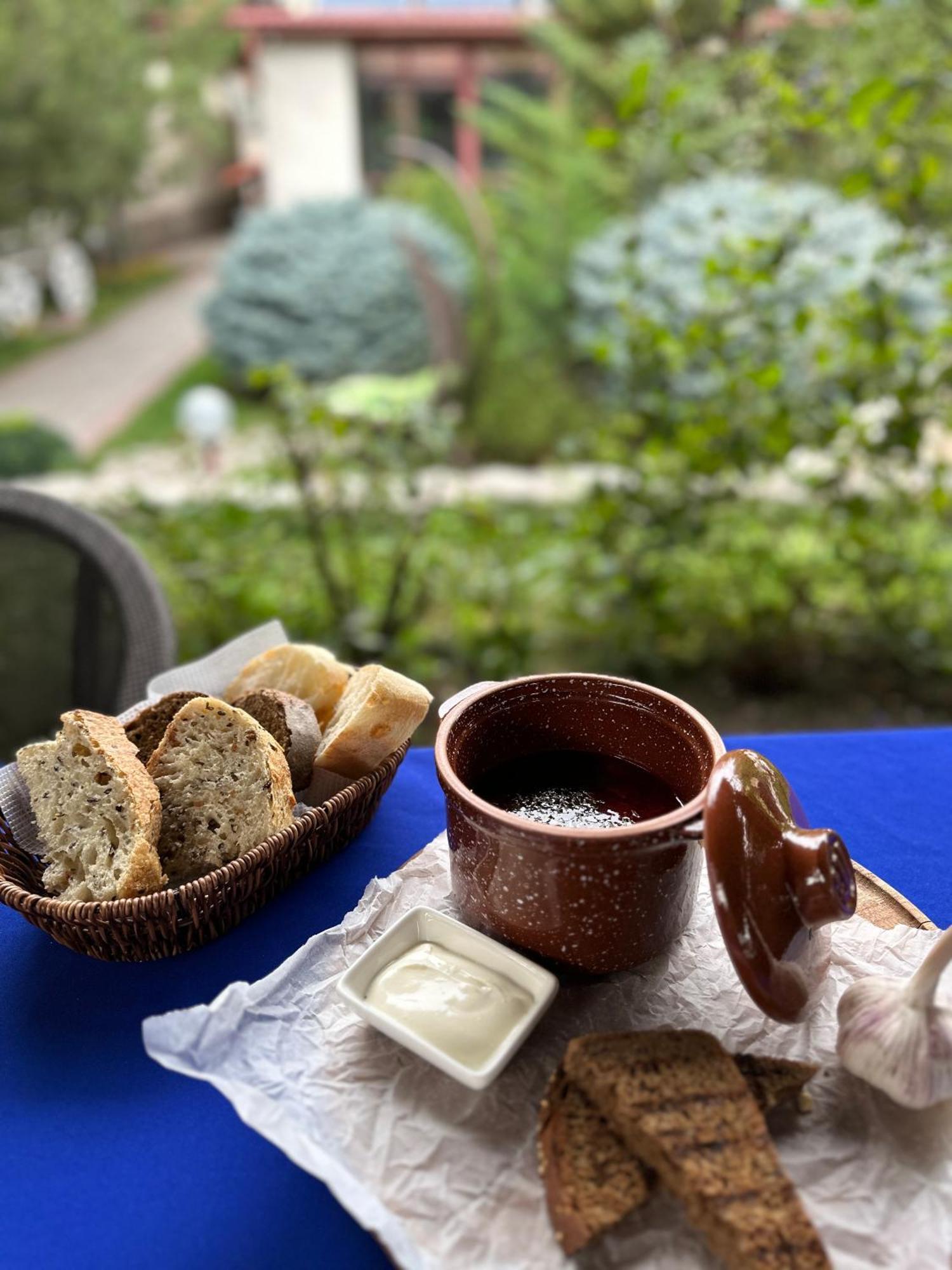 Tian-Shan Hotel Bisjkek Buitenkant foto