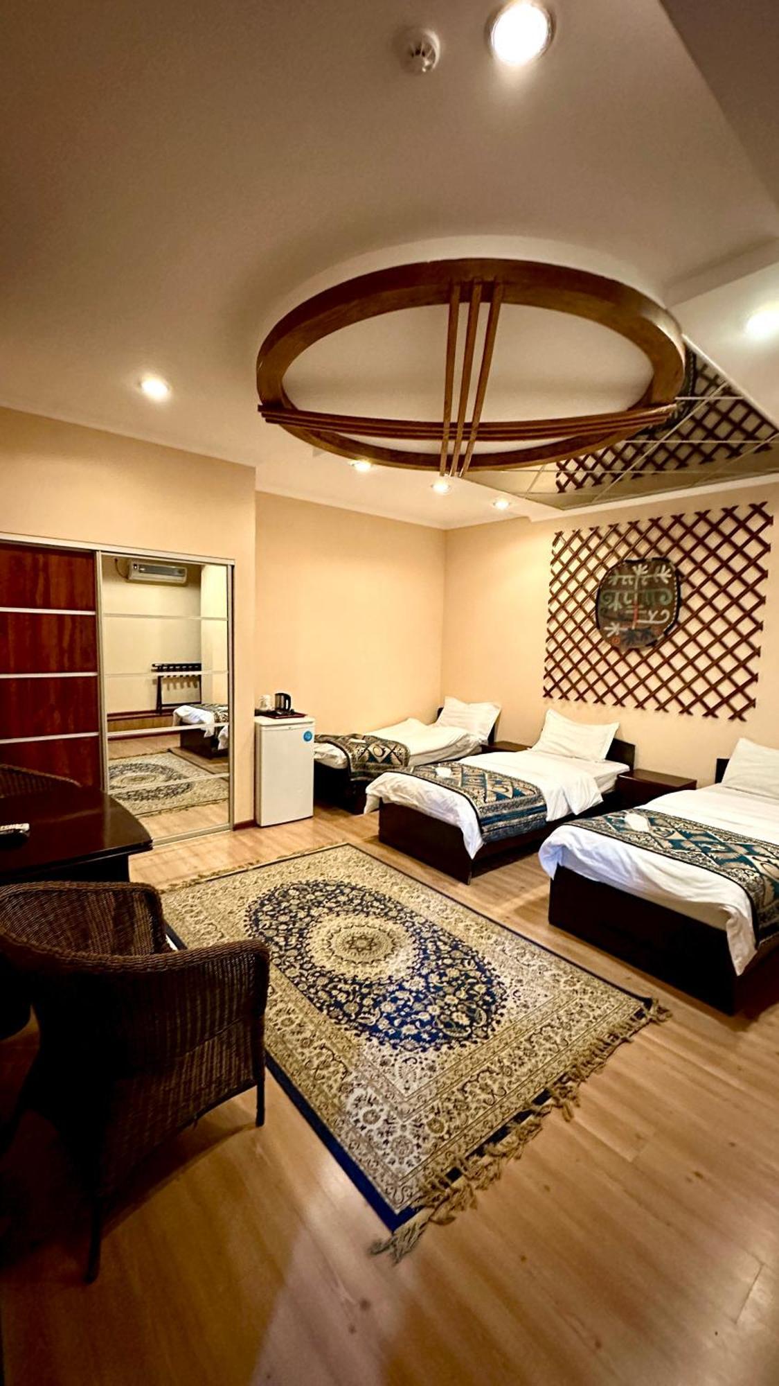Tian-Shan Hotel Bisjkek Buitenkant foto