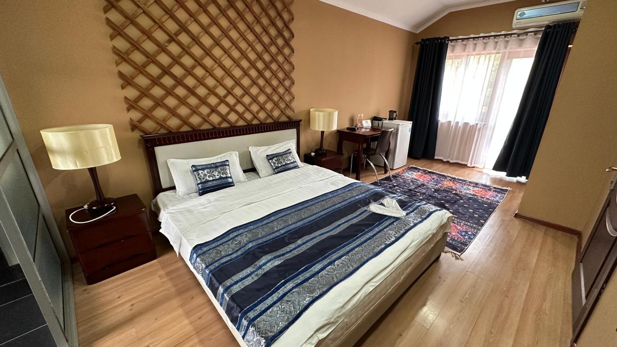 Tian-Shan Hotel Bisjkek Buitenkant foto