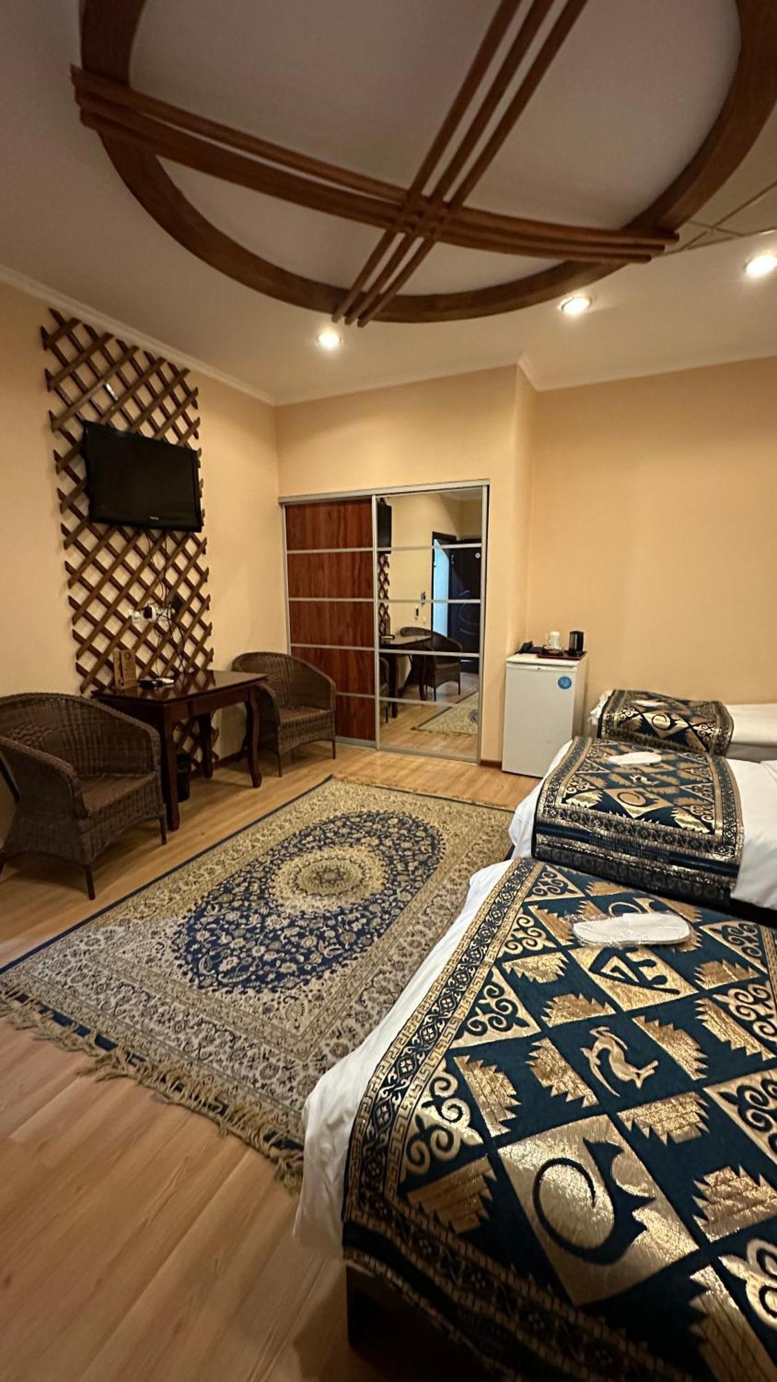 Tian-Shan Hotel Bisjkek Buitenkant foto