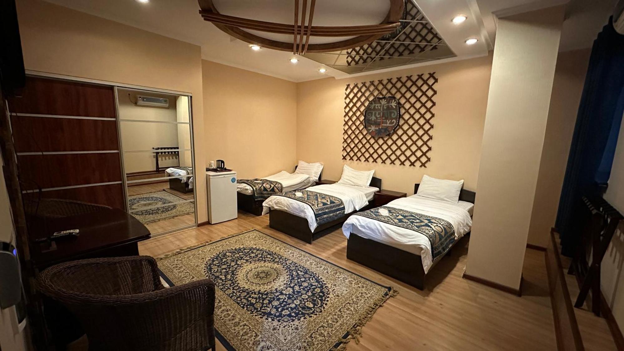 Tian-Shan Hotel Bisjkek Buitenkant foto