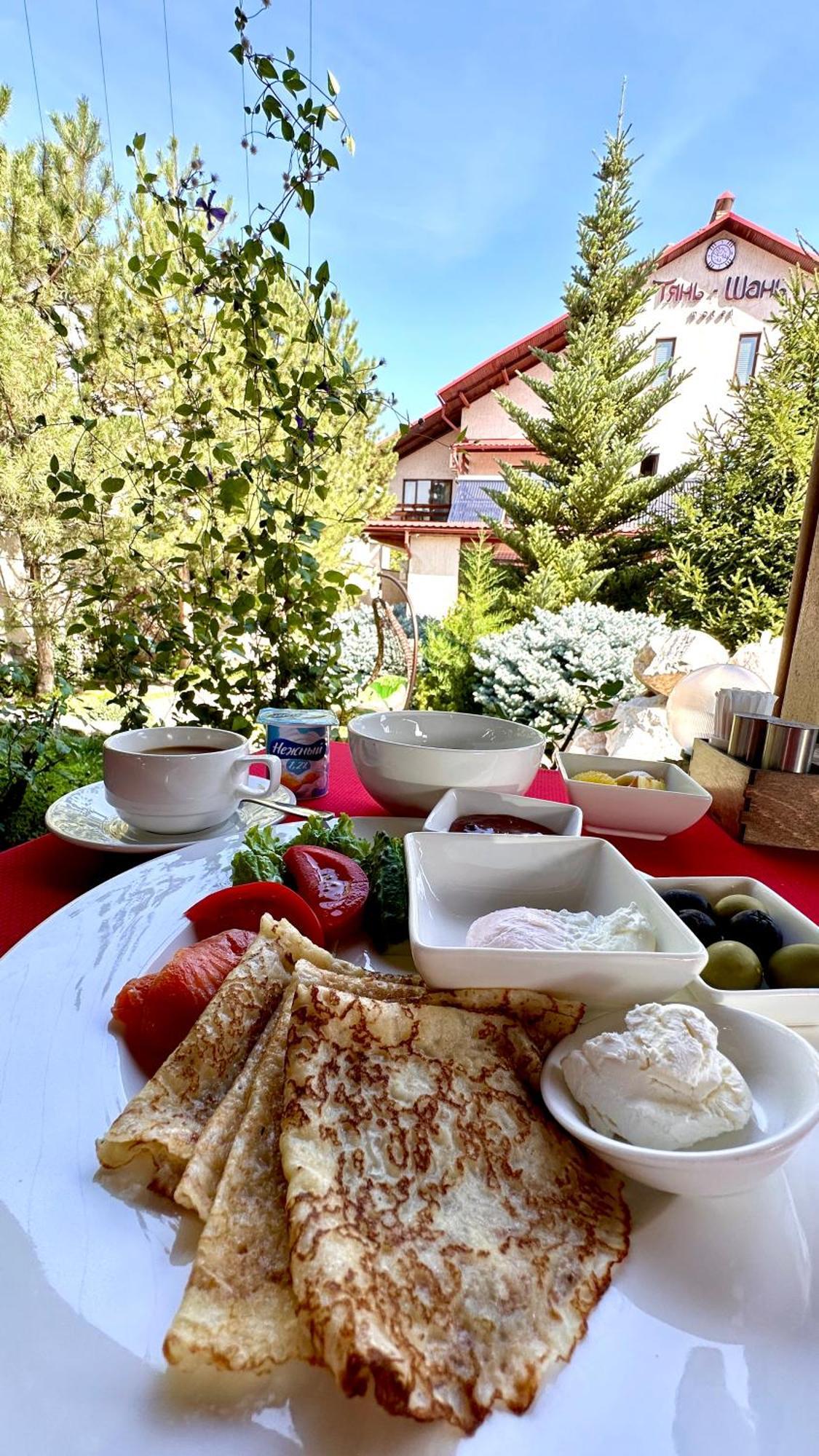 Tian-Shan Hotel Bisjkek Buitenkant foto