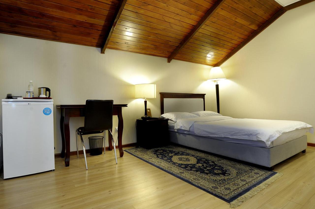 Tian-Shan Hotel Bisjkek Buitenkant foto
