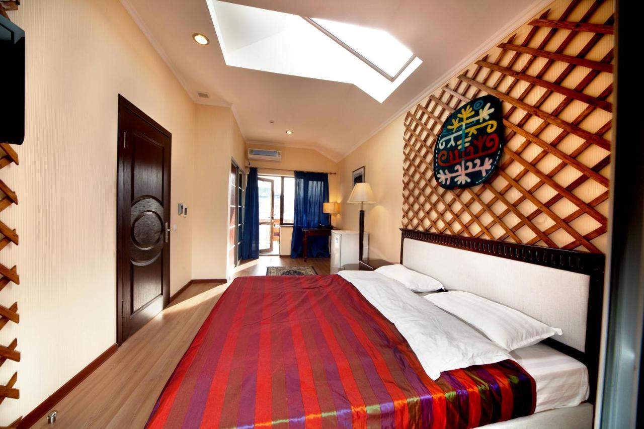 Tian-Shan Hotel Bisjkek Buitenkant foto
